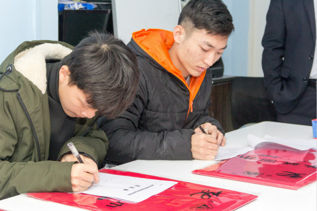 當(dāng)你還在猶豫選擇時(shí)，他們?cè)谛氯A已經(jīng)實(shí)現(xiàn)了逆襲