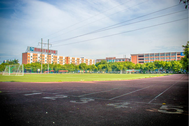 打工返鄉(xiāng)學(xué)什么技術(shù)好？去新華學(xué)電腦怎么樣？工資高嗎？