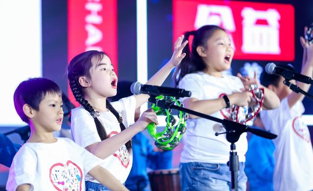 第八屆公益節(jié)頒獎(jiǎng)盛典 新華互聯(lián)網(wǎng)科技榮膺2018年度責(zé)任品牌獎(jiǎng)