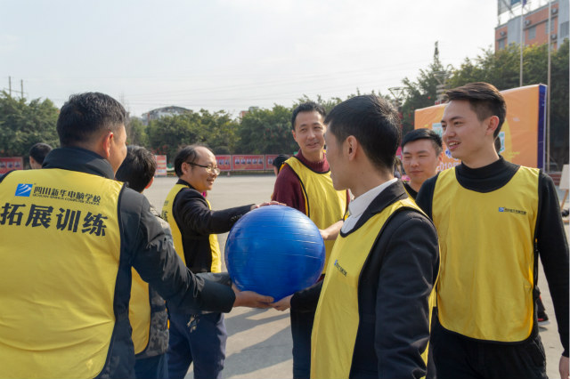 歡天喜地迎新年，四川新華師生歡樂鬧新春