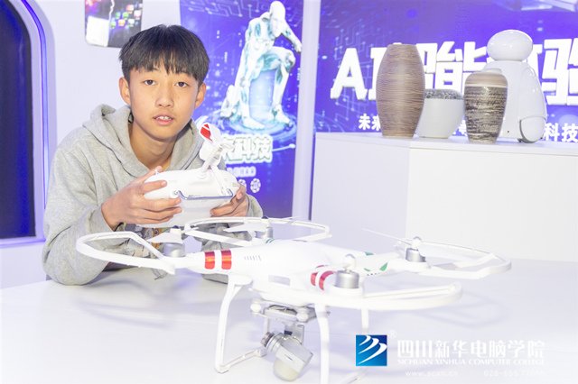 看臉時(shí)代的零零后，如何擺脫枷鎖、負(fù)重前行