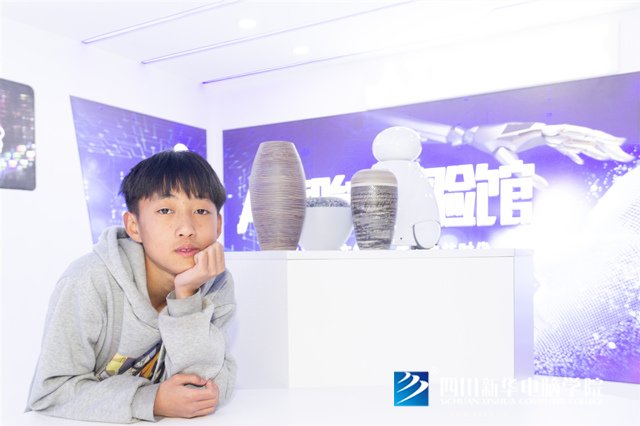 看臉時(shí)代的零零后，如何擺脫枷鎖、負(fù)重前行