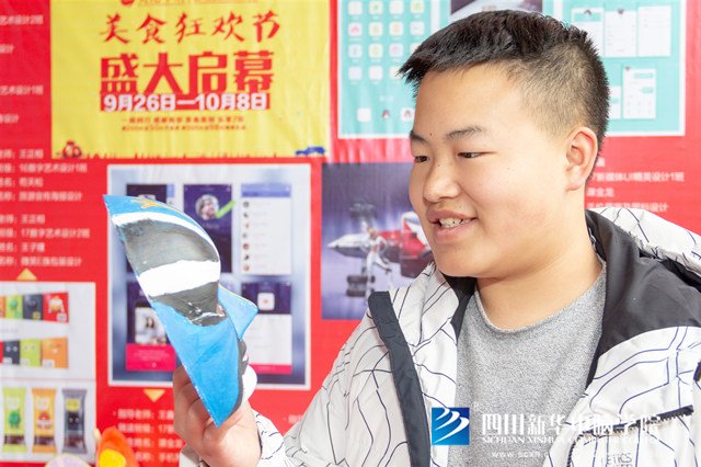 看臉時(shí)代的零零后，如何擺脫枷鎖、負(fù)重前行