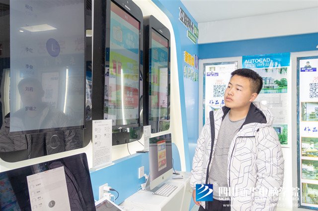 看臉時(shí)代的零零后，如何擺脫枷鎖、負(fù)重前行