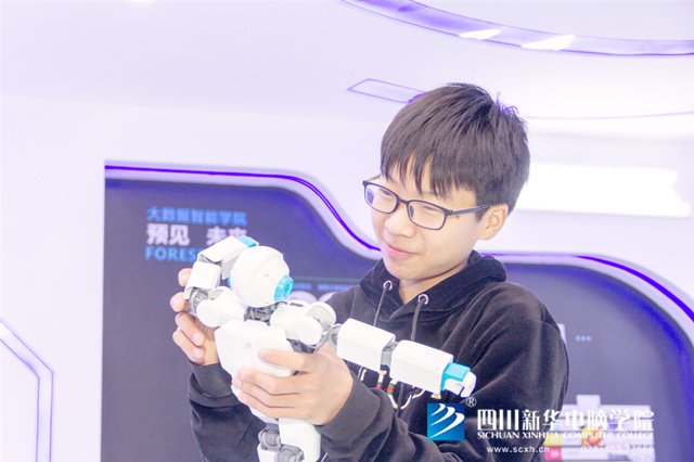 看臉時(shí)代的零零后，如何擺脫枷鎖、負(fù)重前行