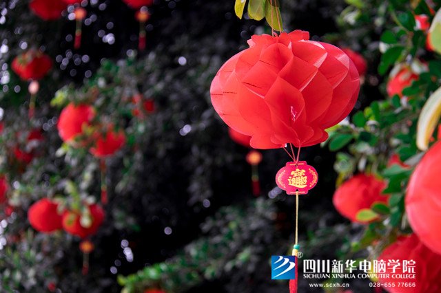 看臉時(shí)代的零零后，如何擺脫枷鎖、負(fù)重前行