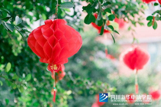 看臉時(shí)代的零零后，如何擺脫枷鎖、負(fù)重前行