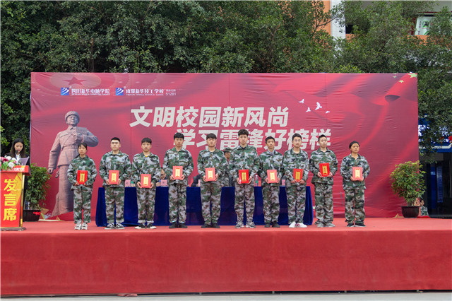 赴一場(chǎng)青春與迷彩的美麗邂逅！四川新華軍訓(xùn)匯演