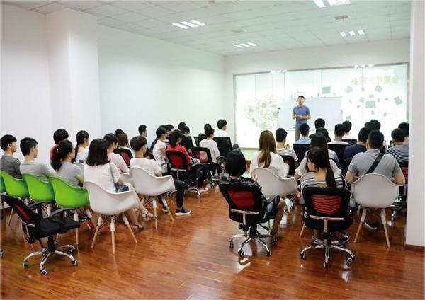 技能+學(xué)歷！職校生為何在就業(yè)市場越來越受歡迎