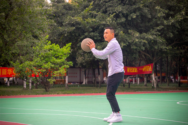 高中輟學(xué)，看“職場(chǎng)小白”如何“技能在手，天下可走”