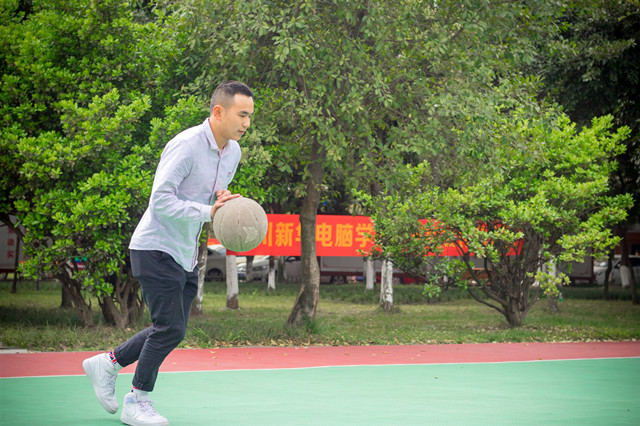 高中輟學(xué)，看“職場(chǎng)小白”如何“技能在手，天下可走”