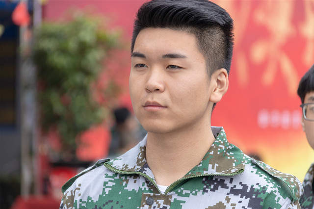 追夢新華人|因?yàn)閴粝搿す饷⑷f丈！