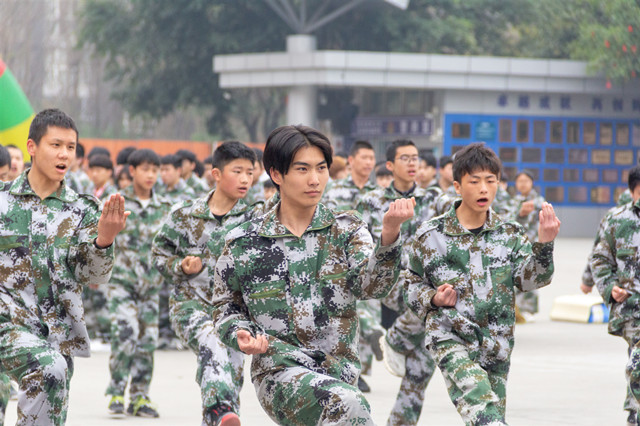 追夢新華人|因?yàn)閴粝搿す饷⑷f丈！