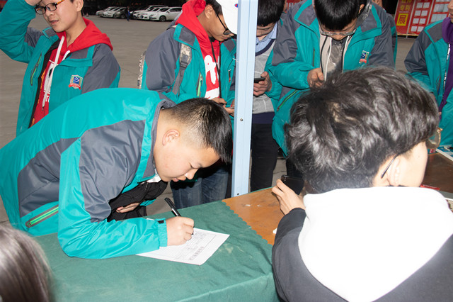 我想高薪就業(yè)，零基礎(chǔ)的初中生現(xiàn)在學(xué)還晚不晚？