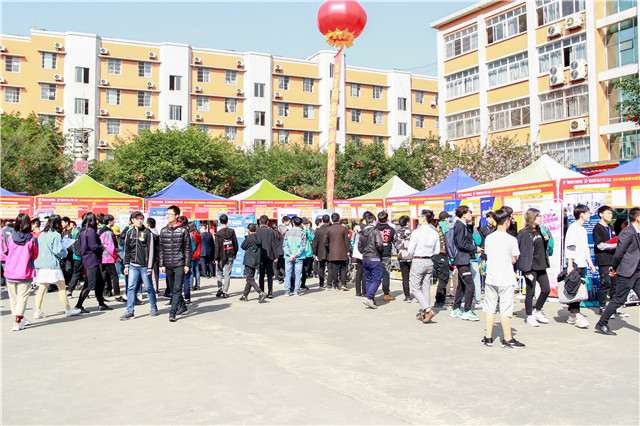 直擊雙選會(huì)現(xiàn)場(chǎng)：新華學(xué)子厚積薄發(fā)，滿意就業(yè)