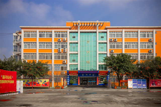 春風(fēng)十里，不如踏青來(lái)新華報(bào)名的你！