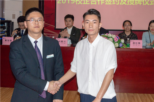 2019四川新華校企簽約再上新臺(tái)階！