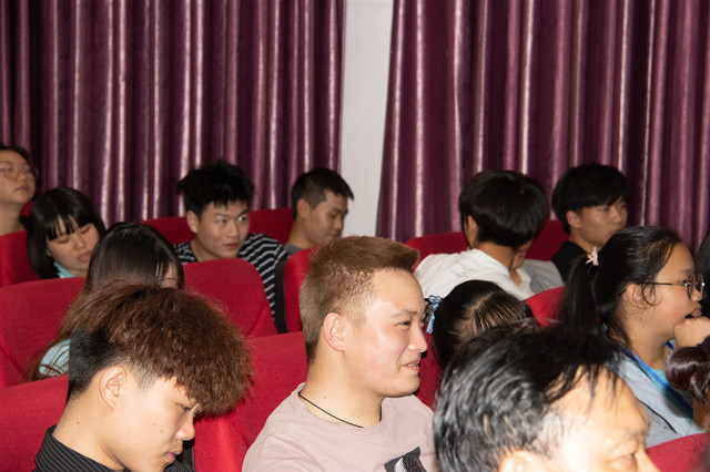 畢業(yè)季來臨，制作簡(jiǎn)歷有訣竅