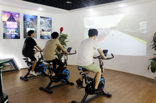 百家媒體進校園，新華“黑科技”開放周嗨翻天！