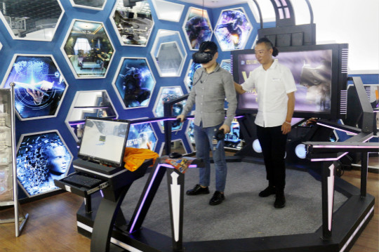 百家媒體進校園，新華“黑科技”開放周嗨翻天！