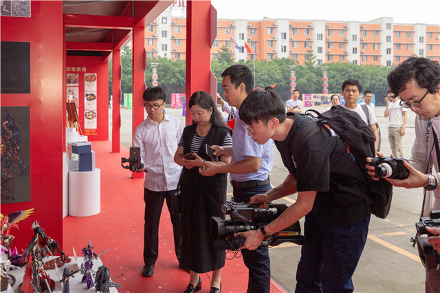 百家媒體進(jìn)校園，讓你看到一個不一樣的四川新華！