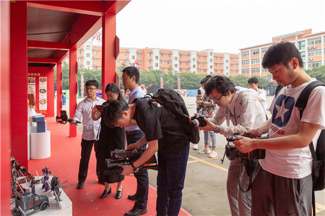 百家媒體進(jìn)校園，讓你看到一個不一樣的四川新華！