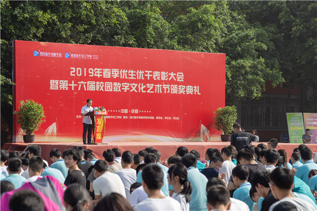 直擊2019優(yōu)秀優(yōu)干頒獎(jiǎng)典禮現(xiàn)場(chǎng)：你的優(yōu)秀從來(lái)不缺舞臺(tái)