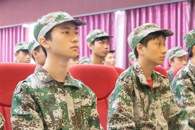 做新華軍訓(xùn)場上最靚的仔