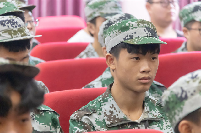 做新華軍訓(xùn)場上最靚的仔