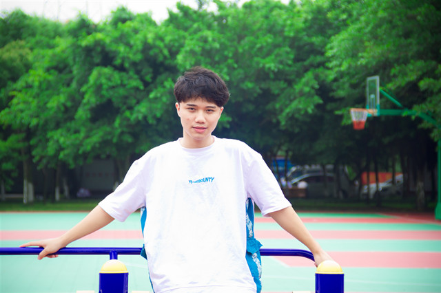 選擇一所好學(xué)校，選擇一個(gè)好未來(lái)！