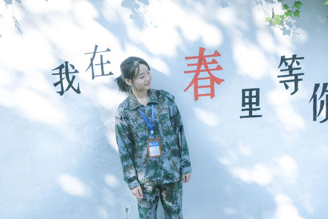 【讓蝴蝶飛過滄?！坑鲆娦氯A，遇見十里桃花