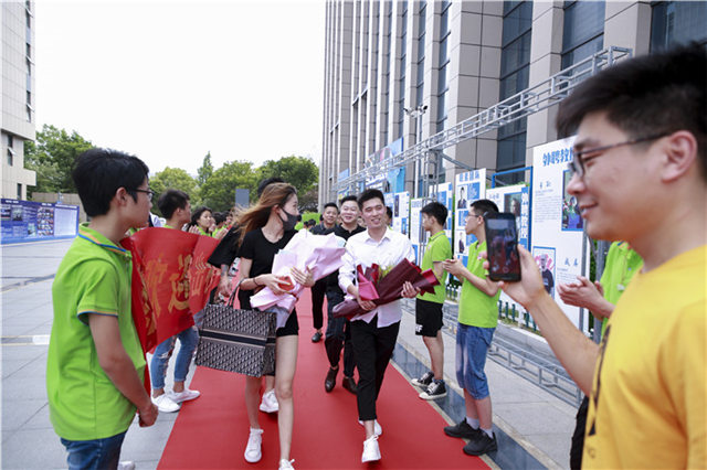 【讓蝴蝶飛過滄?！坎┞動谛氯A，耀眼于藍(lán)天