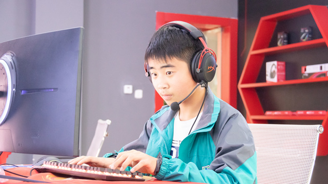 新生故事|馮磊：我不后悔來(lái)新華