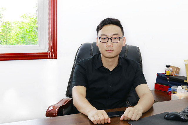 畢業(yè)五年身家千萬(wàn)，難忘母校情誼 