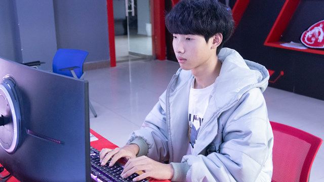 新生故事|秦金鵬：初中輟學(xué)來(lái)新華，圓自己一個(gè)“電商夢(mèng)” 