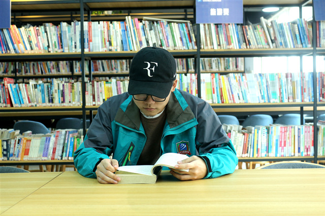 高考落榜不氣餒，來(lái)新華演繹精彩人生