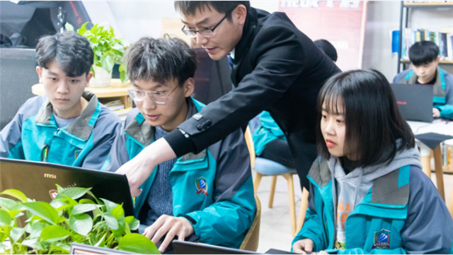 【媒體關(guān)注】新華學(xué)子帶薪實(shí)訓(xùn)，邊拿薪水邊學(xué)習(xí)