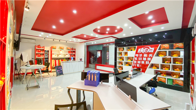 選擇新華學(xué)電商，線上開(kāi)啟新學(xué)年