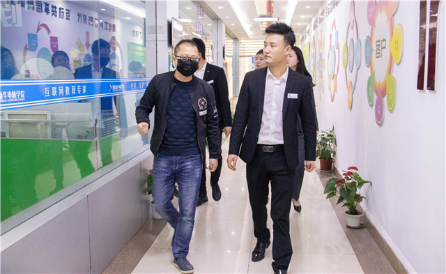 企業(yè)進校搶人才，足不出戶就好業(yè)