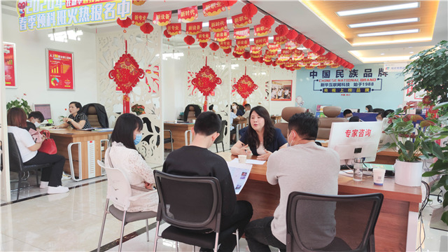 5?1嗨學(xué)季｜四川新華五一試學(xué)體驗營火爆開營！