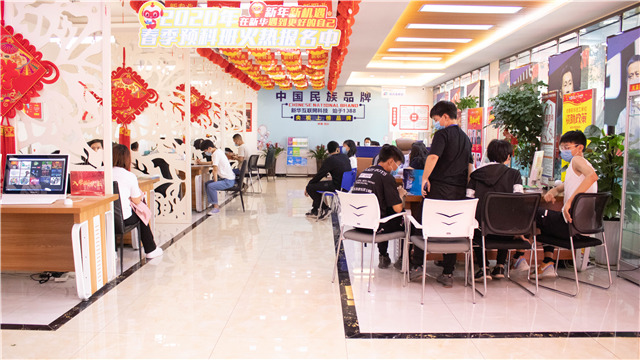 5?1嗨學(xué)季｜四川新華五一試學(xué)體驗營火爆開營！