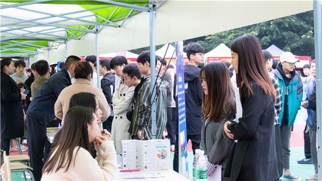 初入職場(chǎng)，我們?nèi)绾伪３至己玫男膽B(tài)