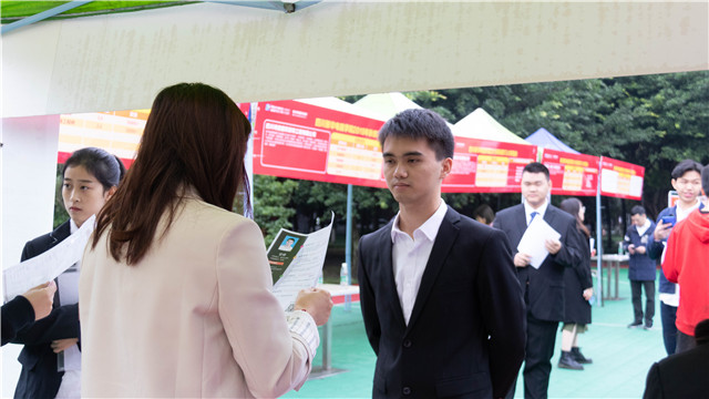 初入職場(chǎng)，我們?nèi)绾伪３至己玫男膽B(tài)