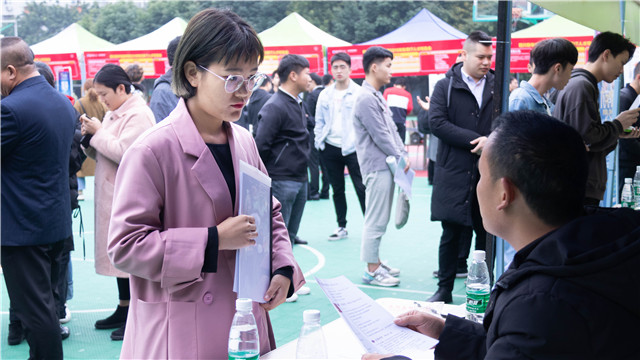 初入職場(chǎng)，我們?nèi)绾伪３至己玫男膽B(tài)