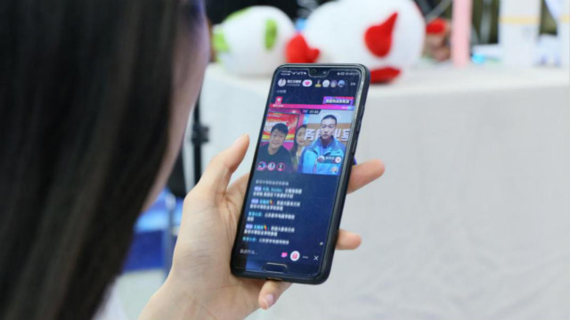 燃爆！麗江石榴哥現(xiàn)場連麥新華電商專業(yè)學(xué)子