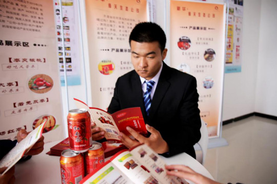 燃爆！麗江石榴哥現(xiàn)場連麥新華電商專業(yè)學(xué)子