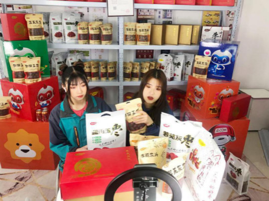 燃爆！麗江石榴哥現(xiàn)場連麥新華電商專業(yè)學(xué)子