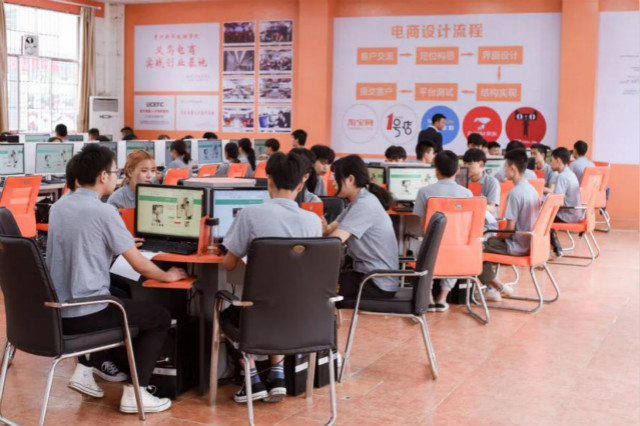 抖音達(dá)人連麥央視聚焦新華學(xué)子，看好電商行業(yè)