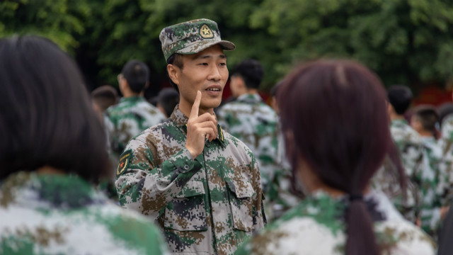 新生的第一課，軍訓(xùn)生活打響了新生活的第一槍！