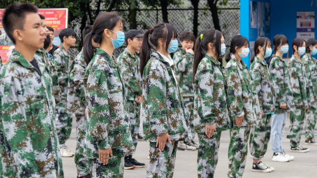 新生的第一課，軍訓(xùn)生活打響了新生活的第一槍！